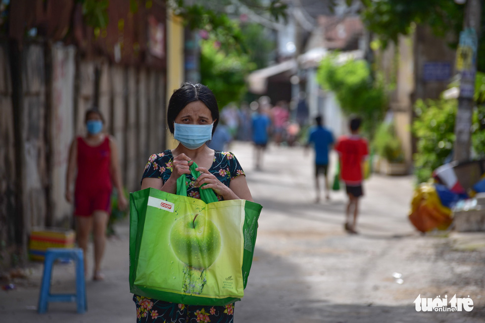 1.000 giỏ quà nghĩa tình đến với bà con bán hàng rong, phụ hồ trong khu phong tỏa - Ảnh 4.