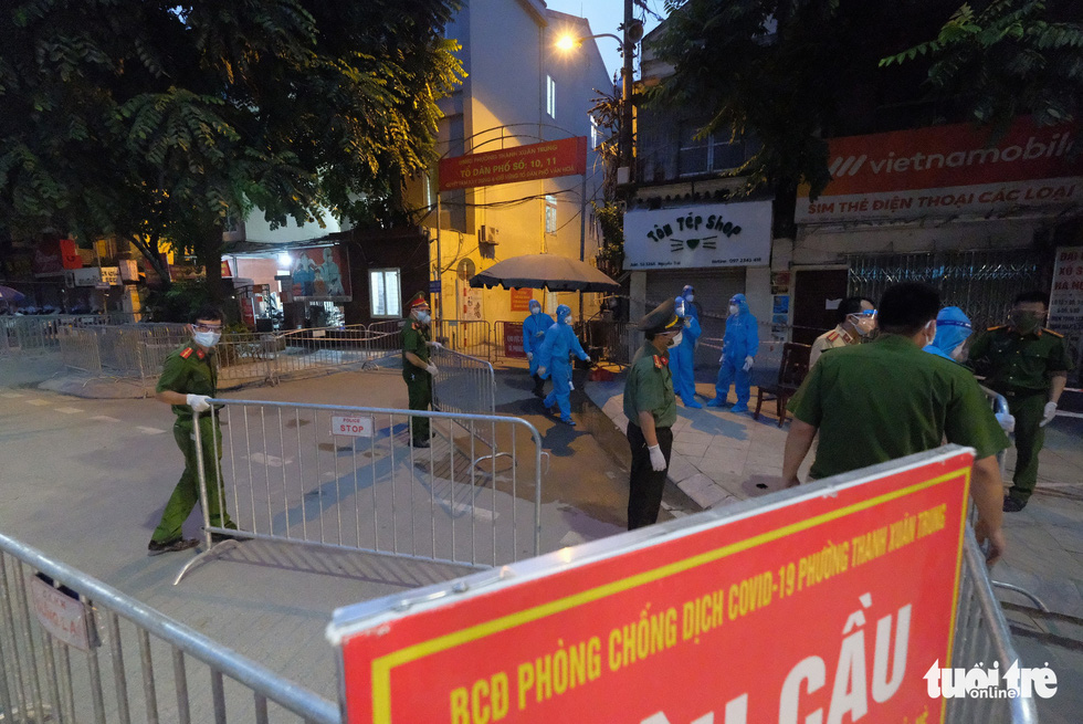 Xe buýt chở người dân thuộc điểm dịch Thanh Xuân Trung di dời đến nơi ở tạm cách 30km - Ảnh 3.