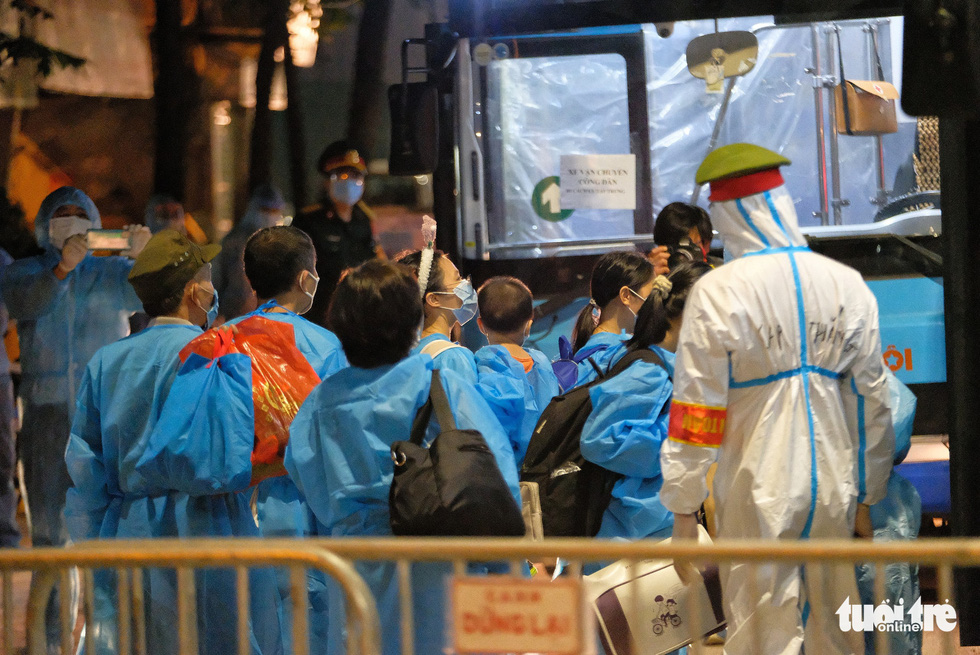 Xe buýt chở người dân thuộc điểm dịch Thanh Xuân Trung di dời đến nơi ở tạm cách 30km - Ảnh 9.