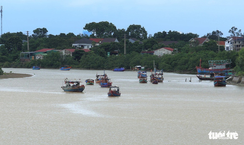 Chống bão số 5: Huế hạn chế dân ra đường, Nghệ An sơ tán dân đến nơi an toàn - Ảnh 10. Chống bão số 5: Huế hạn chế dân ra đường, Nghệ An sơ tán dân đến nơi an toàn - Ảnh 10.