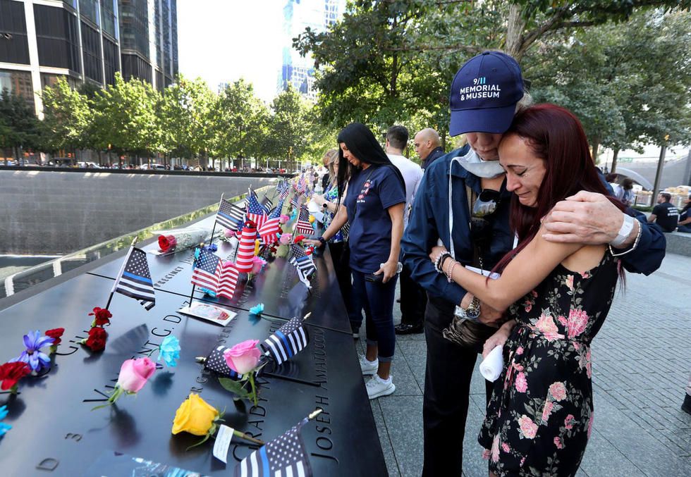 ‘Tòa tháp đôi’ chiếu sáng bầu trời New York tưởng niệm nạn nhân sự kiện 11-9 - Ảnh 9.