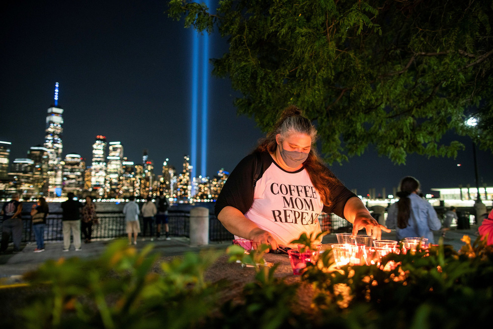 ‘Tòa tháp đôi’ chiếu sáng bầu trời New York tưởng niệm nạn nhân sự kiện 11-9 - Ảnh 1.