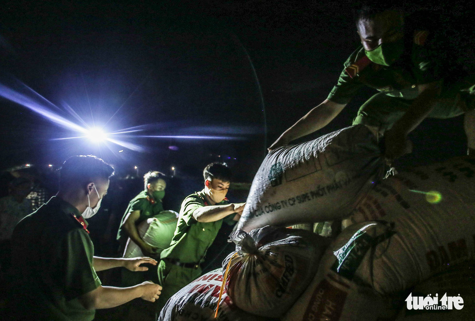 Các chiến sĩ trẻ đội nắng, xuyên đêm gặt lúa cho người dân trong khu cách ly y tế - Ảnh 10.