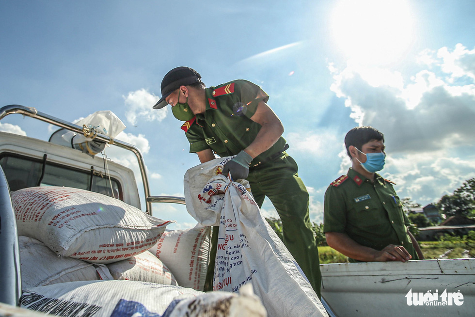 Những người lính trẻ đội nắng, vượt màn đêm gặt lúa cho bà con vùng cách ly y tế - Ảnh 5.