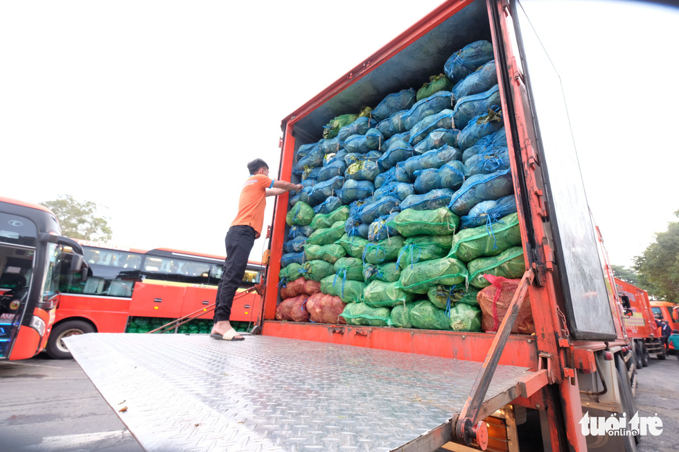 Hình ảnh đoàn xe VIP của Lâm Đồng hoàn thành chở 6.000 tấn nông sản tặng miền Nam - Ảnh 8.