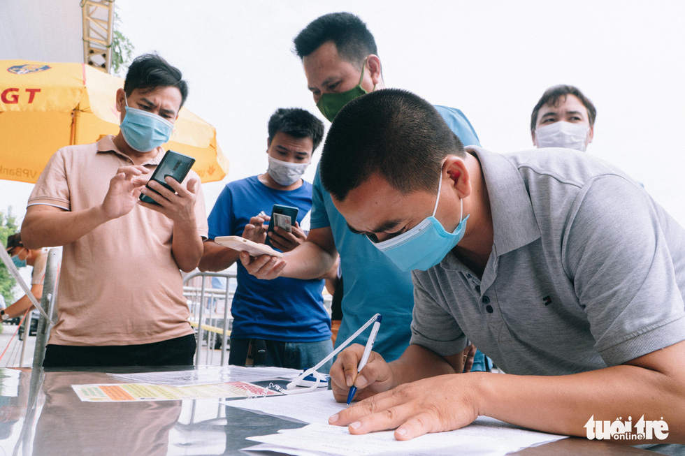 Dòng người nối đuôi nhau ra vào Hà Nội sau nới lỏng giãn cách - Ảnh 5.