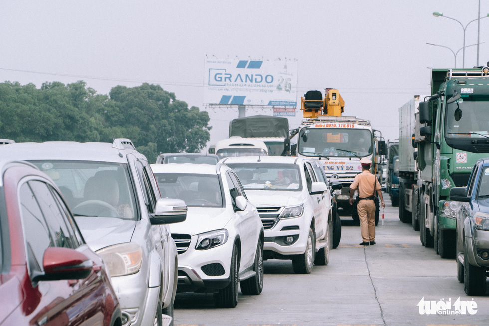 Dòng người nối đuôi nhau ra vào Hà Nội sau nới lỏng giãn cách - Ảnh 3.