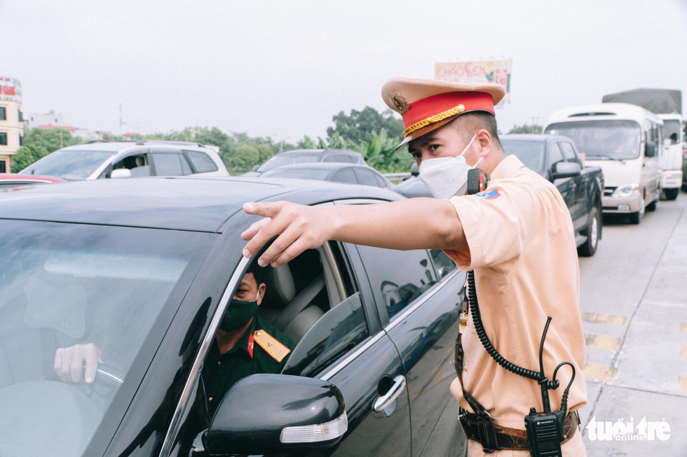 Dòng người nối đuôi nhau ra vào Hà Nội sau nới lỏng giãn cách - Ảnh 4.