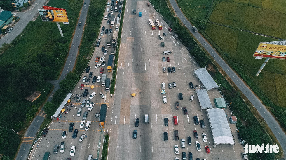 Dòng người nối đuôi nhau ra vào Hà Nội sau nới lỏng giãn cách - Ảnh 1.