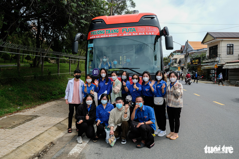 Đội tình nguyện từ Lâm Đồng hỗ trợ TP.HCM chống dịch: Hứa hết dịch mới về - Ảnh 3.