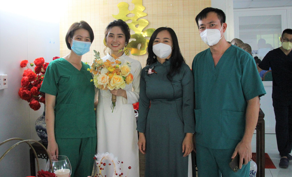 Cô dâu chống dịch ở Sài Gòn, chú rể ở Hà Nội và đám cưới online tại bệnh viện dã chiến - Ảnh 2.