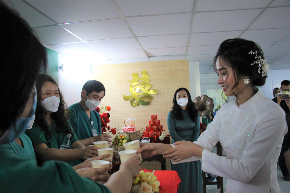 Cô dâu chống dịch ở Sài Gòn, chú rể ở Hà Nội và đám cưới online tại bệnh viện dã chiến - Ảnh 10.