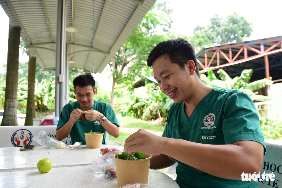 Xe phở yêu thương phục vụ bữa trưa sớm cho tuyến đầu chống dịch - Ảnh 2. Xe phở yêu thương phục vụ bữa trưa sớm cho tuyến đầu chống dịch - Ảnh 2.