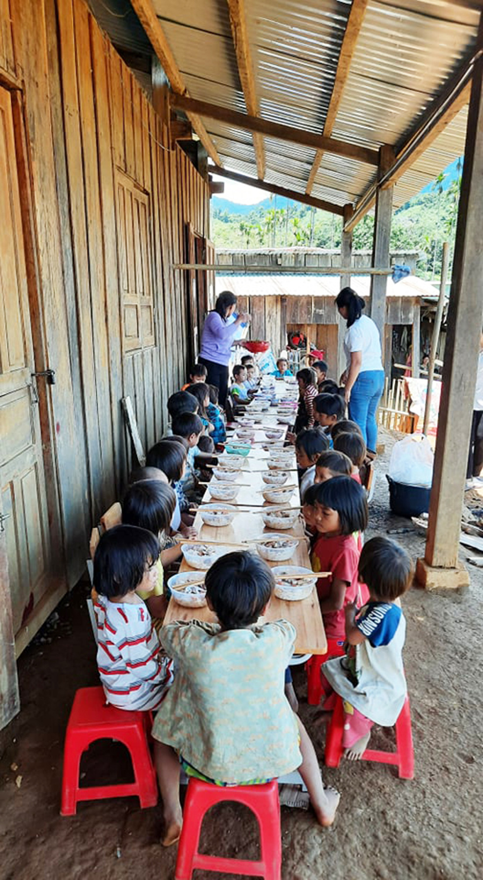 Lễ khai giảng đặc biệt trên rẻo cao với tô mì Quảng cô giáo nấu thết đãi học trò - Ảnh 10.