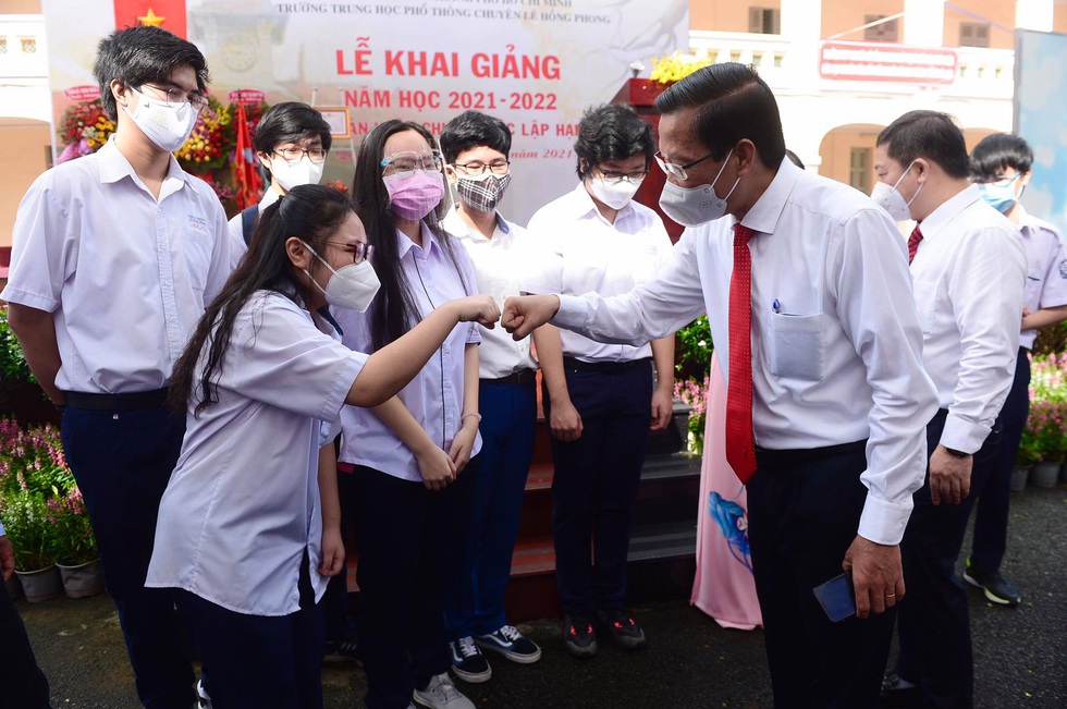 Những hình ảnh khó quên trong lễ khai giảng đặc biệt - Ảnh 7. Những hình ảnh khó quên trong lễ khai giảng đặc biệt - Ảnh 7.