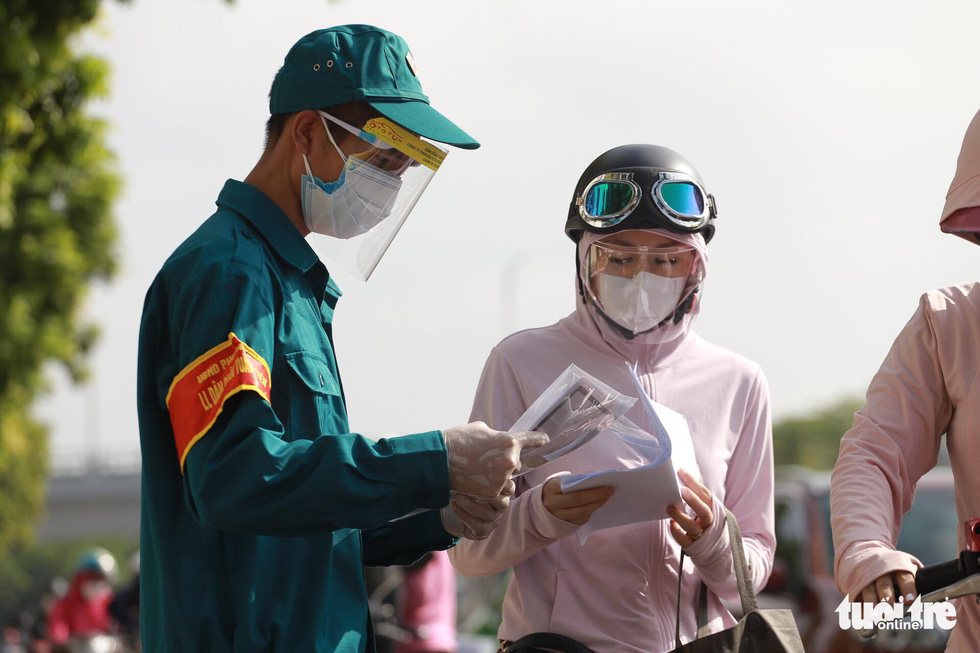 Hà Nội ngày đầu phân vùng chống dịch: Chưa áp dụng giấy đi đường mới, vẫn bị ùn ứ - Ảnh 16.