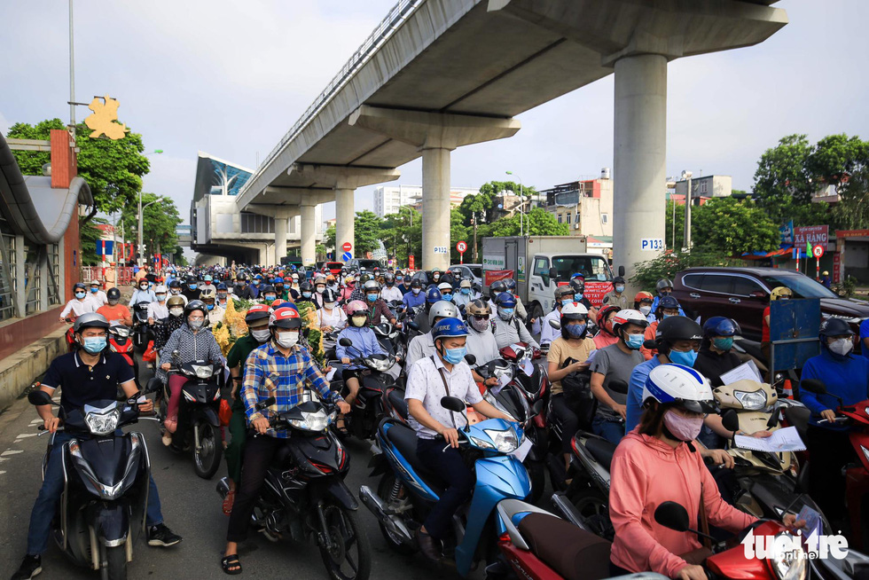 Hà Nội ngày đầu phân vùng chống dịch: Chưa áp dụng giấy đi đường mới, vẫn bị ùn ứ - Ảnh 5.