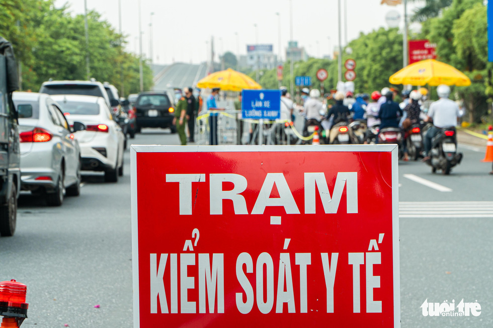 Hà Nội ngày đầu phân vùng chống dịch: Chưa áp dụng giấy đi đường mới, vẫn bị ùn ứ - Ảnh 2.