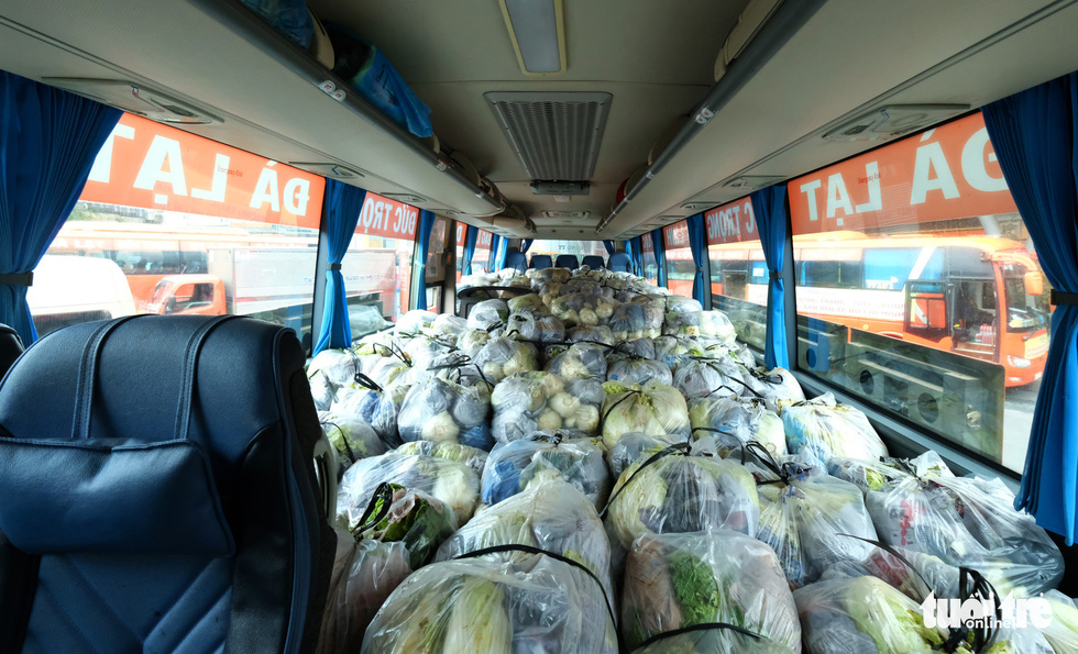 Tháo ghế, biến xe khách thành xe tải mang 1.000 tấn nông sản Đà Lạt tặng TP.HCM - Ảnh 2.