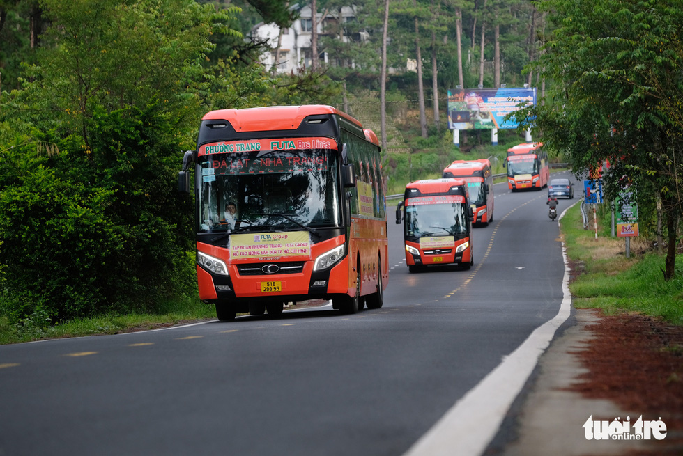 Tháo ghế, biến xe khách thành xe tải mang 1.000 tấn nông sản Đà Lạt tặng TP.HCM - Ảnh 6.