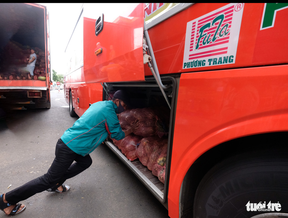 Tháo ghế, biến xe khách thành xe tải mang 1.000 tấn nông sản Đà Lạt tặng TP.HCM - Ảnh 4.