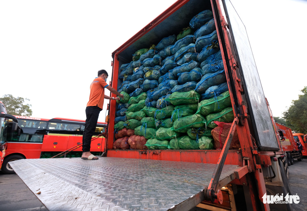 Tháo ghế, biến xe khách thành xe tải mang 1.000 tấn nông sản Đà Lạt tặng TP.HCM - Ảnh 5.