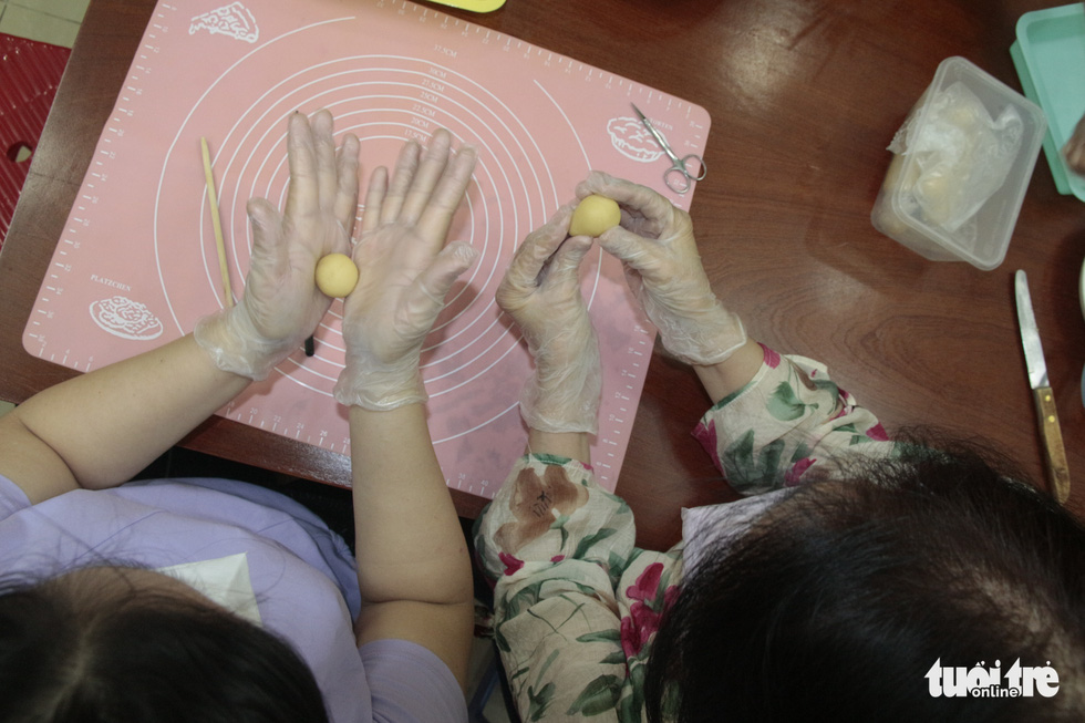  ‘Bánh trái cây làm xong chẳng nỡ... ăn - Ảnh 4.