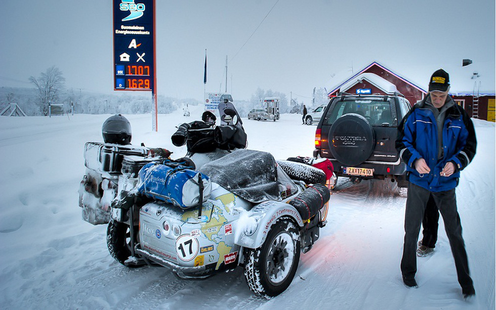 Lái xe ở xứ mùa đông khắc nghiệt: Nổ máy cả ngày, đắp chăn cho... động cơ - Ảnh 7.