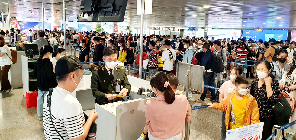Sân bay Tân Sơn Nhất đông nghẹt người về quê ăn Tết - Ảnh 9.