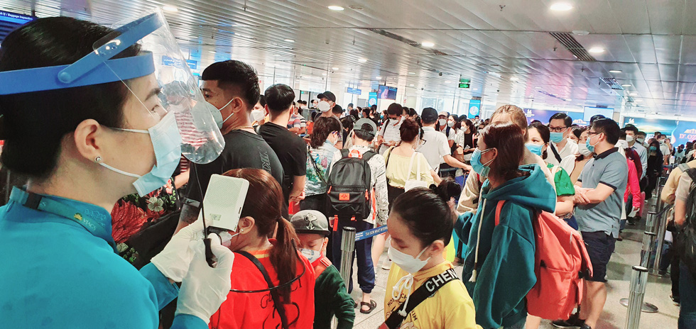 Sân bay Tân Sơn Nhất đông nghẹt người về quê ăn Tết - Ảnh 7.