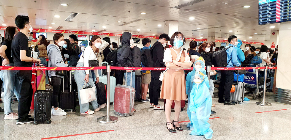 Sân bay Tân Sơn Nhất đông nghẹt người về quê ăn Tết - Ảnh 4.