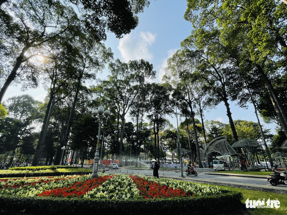 Chạy nước rút cho Hội hoa xuân Nhâm Dần tại công viên Tao Đàn - Ảnh 2.