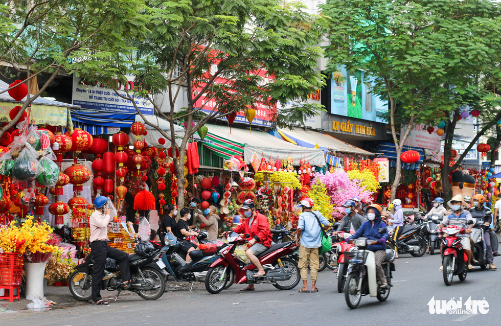 Chợ Tài lộc ở TP.HCM rực rỡ đón Tết - Ảnh 1.