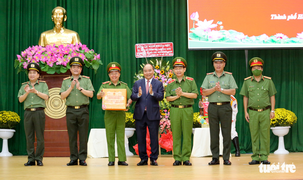 Chủ tịch nước Nguyễn Xuân Phúc chúc Tết Công an và Bộ tư lệnh TP.HCM - Ảnh 4.