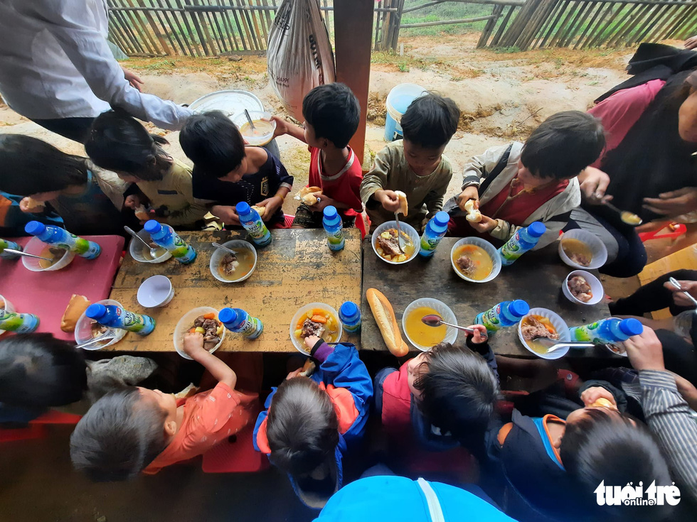 Học sinh nhỏ vùng cao được học gói bánh chưng, ăn cà ri ngày Tết - Ảnh 6.