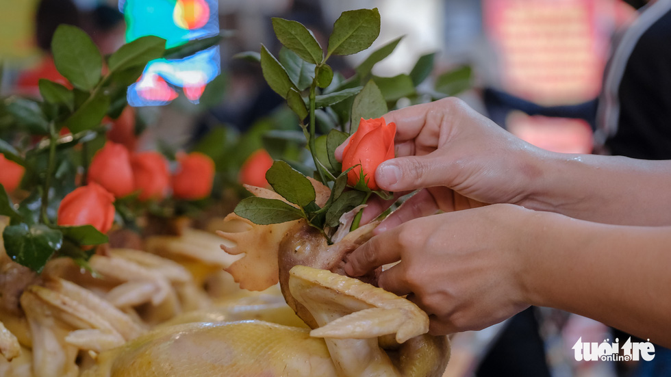 Ngày ông Công ông Táo, gà ngậm hoa hồng đắt khách khu phố cổ Hà Nội - Ảnh 4.