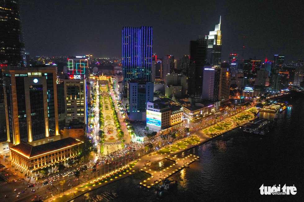 Công viên bến Bạch Đằng thu hút đông đảo người dân sau khi chỉnh trang - Ảnh 1. Công viên bến Bạch Đằng thu hút đông đảo người dân sau khi chỉnh trang - Ảnh 1.
