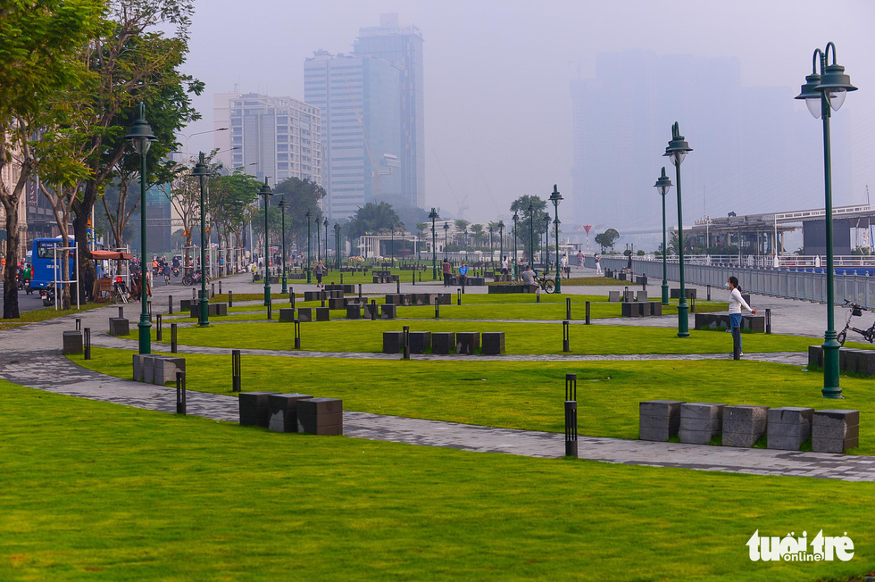 Bach Dang Wharf Park attracts a large number of people after embellishing - Photo 11.