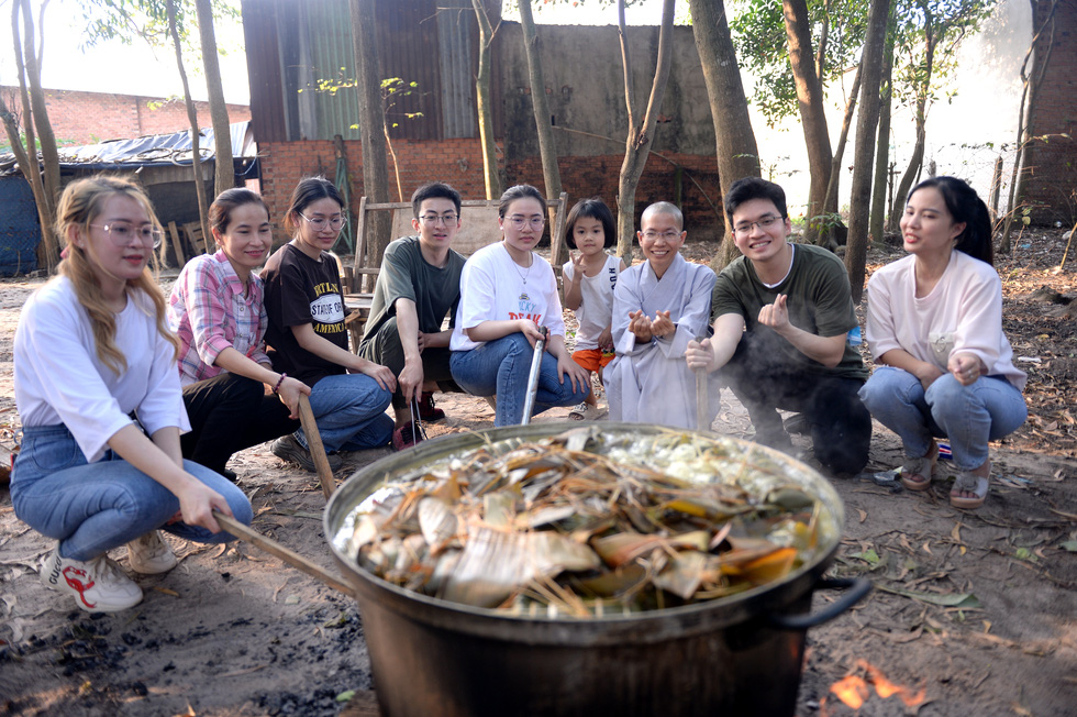 Vừa ngơi tay, y bác sĩ tuyến đầu xúm xít gói bánh tét, bánh chưng tặng người nghèo - Ảnh 3.