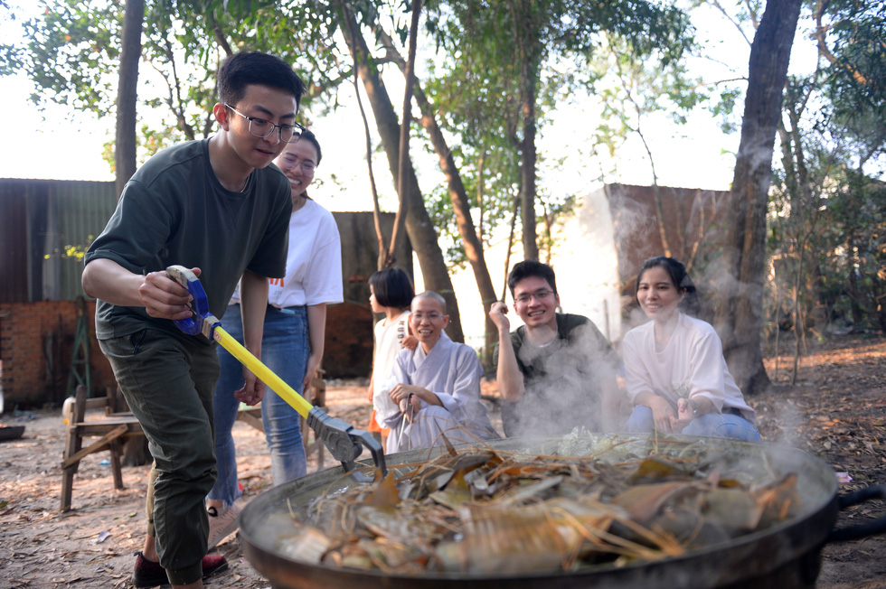 Vừa ngơi tay, y bác sĩ tuyến đầu xúm xít gói bánh tét, bánh chưng tặng người nghèo - Ảnh 2.