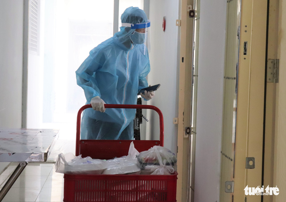 Bệnh viện dã chiến trực xuyên Tết: ‘Bệnh nhân cần chúng tôi’ - Ảnh 5.