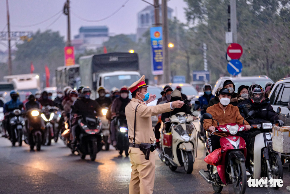 Sau lễ, nhiều tuyến đường vào nội thành Hà Nội ùn tắc kéo dài - Ảnh 3.