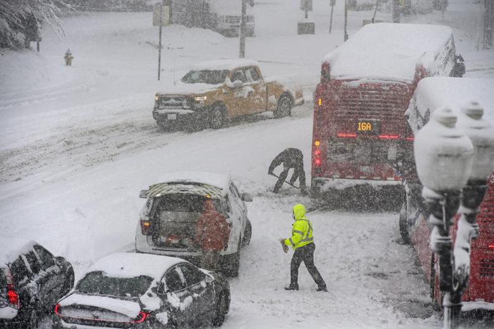 Thượng nghị sĩ Mỹ và hàng ngàn tài xế mắc kẹt 20 tiếng trong xe do bão tuyết - Ảnh 2.