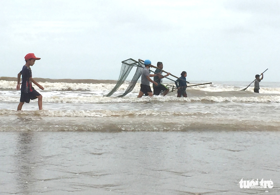 Thousands of people cheered to pick up the 'sea fortune' after a storm - Photo 2.