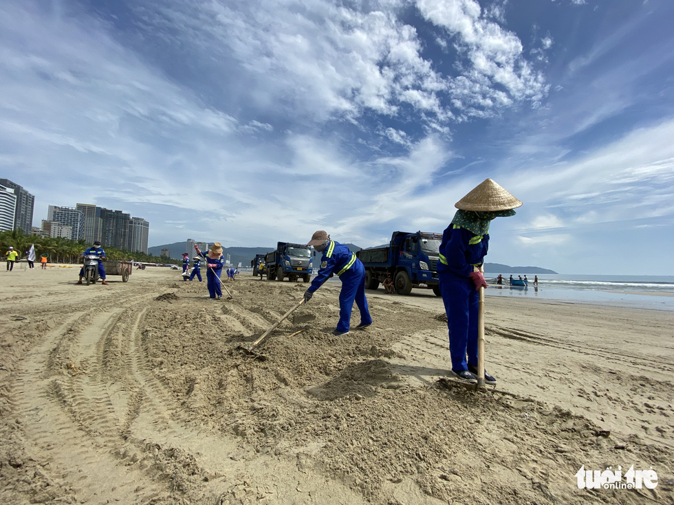 Dân Đà Nẵng kéo ra biển dọn cát lấp, bèo dạt sau bão - Ảnh 10.