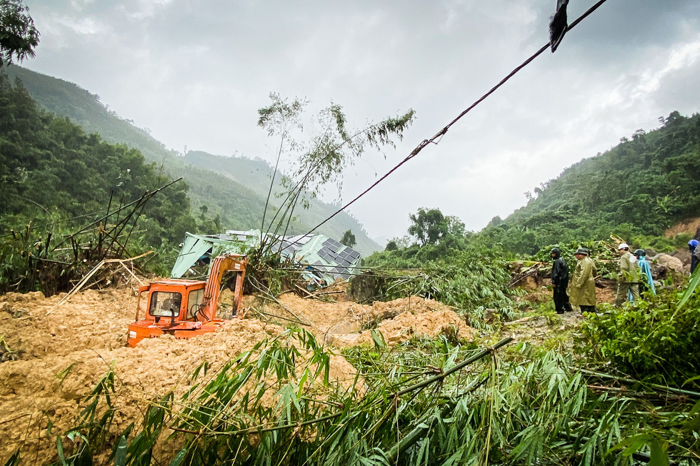 Đã tiếp cận hiện trường sạt lở thủy điện Kà Tinh tìm kiếm công nhân mất tích - Ảnh 1.