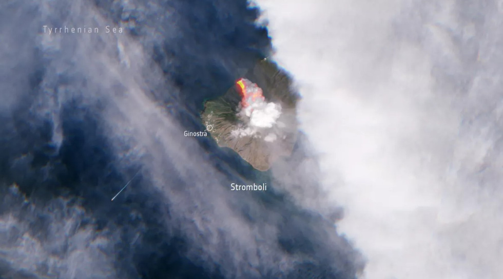 Dòng dung nham khổng lồ từ núi lửa Stromboli - Ảnh 1.