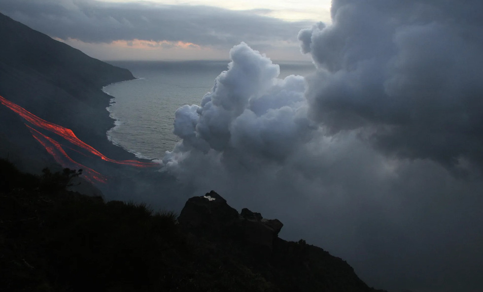Dòng dung nham khổng lồ từ núi lửa Stromboli - Ảnh 3.