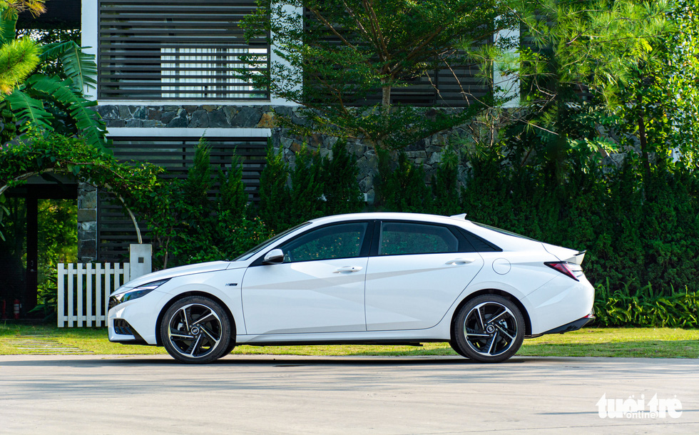 Hyundai Elantra 2023 ra mắt Việt Nam: Giá từ 599 triệu đồng, phả hơi nóng lên Kia K3 - Ảnh 14.