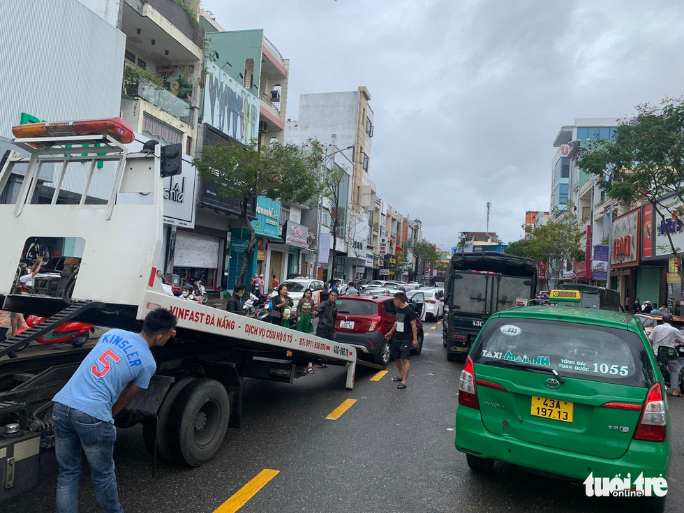 Sáng sớm 15-10, hàng ngàn xe hơi nằm la liệt trên đường Đà Nẵng - Ảnh 2.